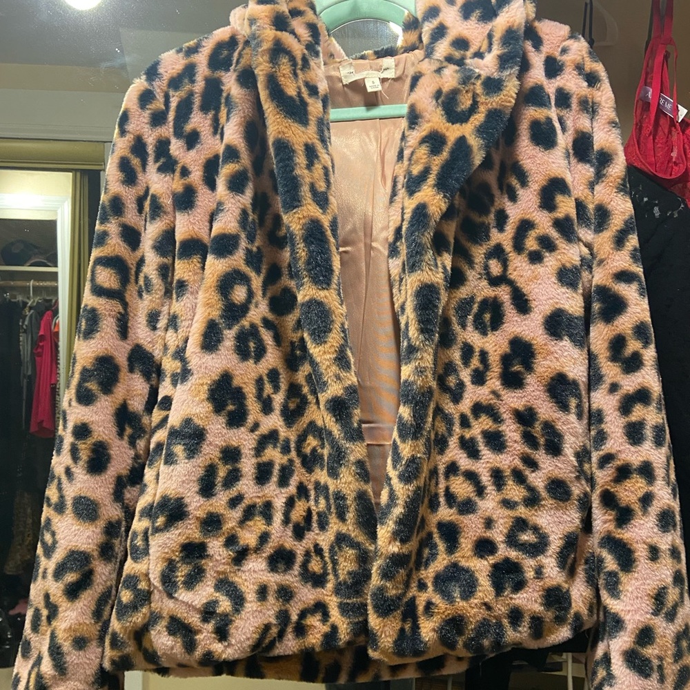 Size S runs large. Super soft with hood leopard jacket with hue of pink